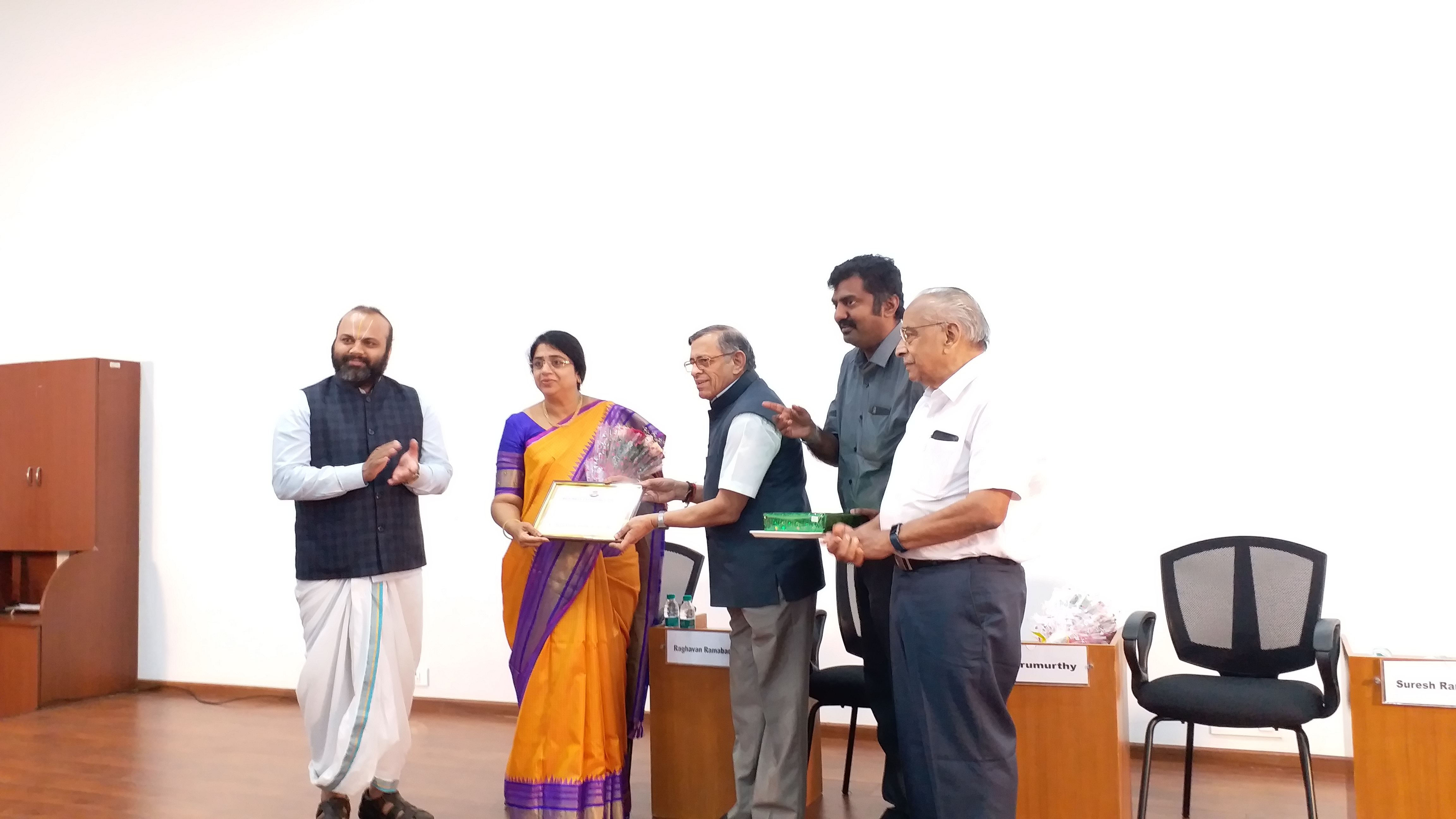 margadarasi-chitfund-getting-award-from-auditor-guru-moorthy