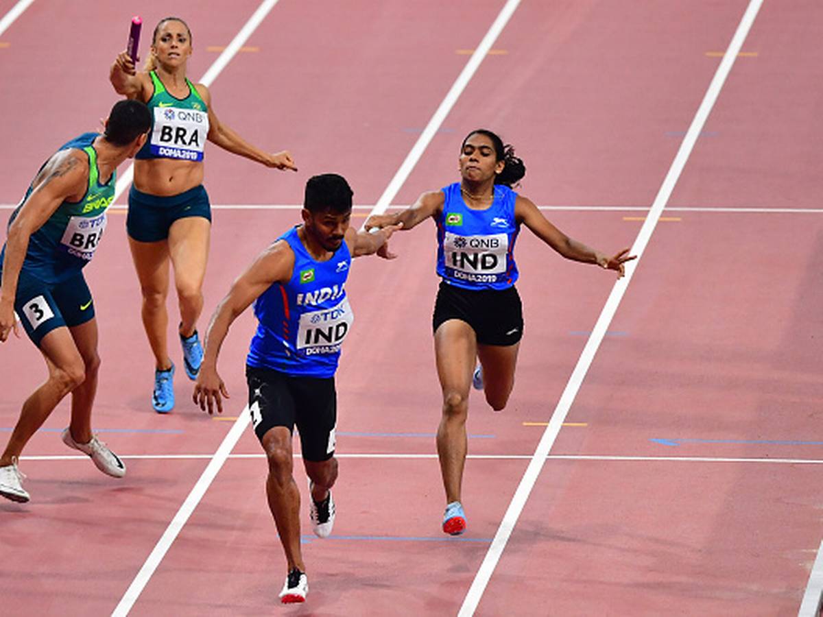 India's Jisna Mathew passes the baton to Noah Nirmal Tom during the mixed relay heat.