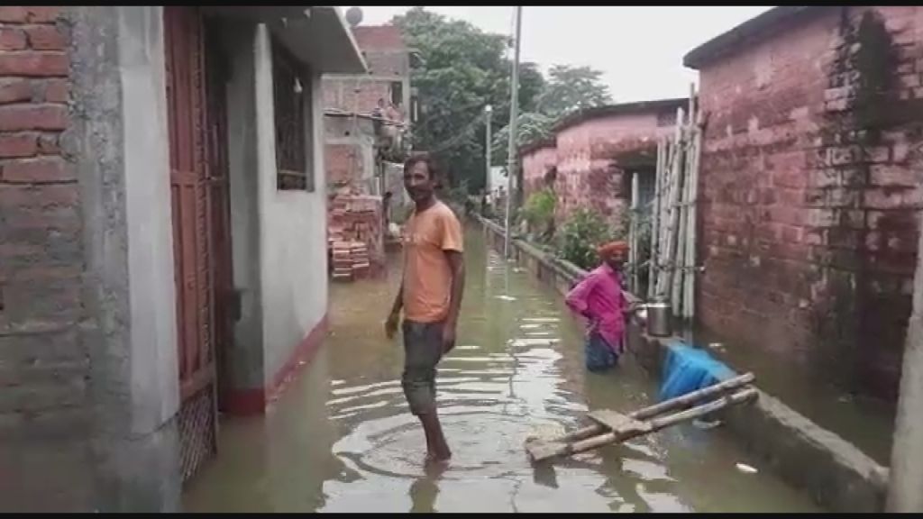 बाढ़ से सड़कों पर फैला पानी