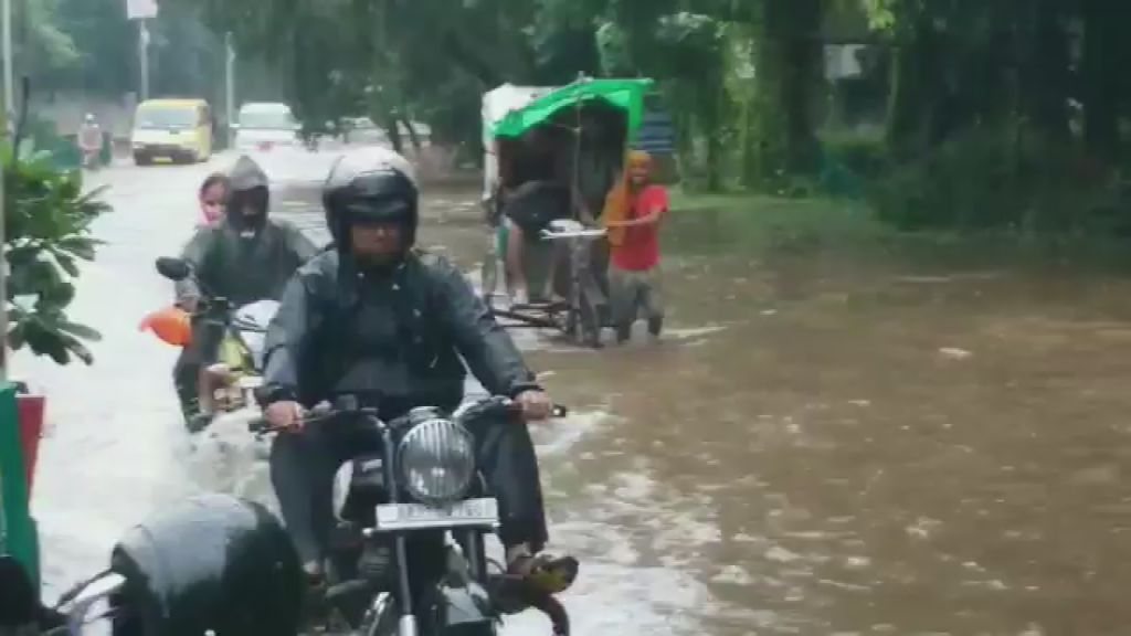 एयरपोर्ट मार्ग पर जाता हुआ बाइक सवार