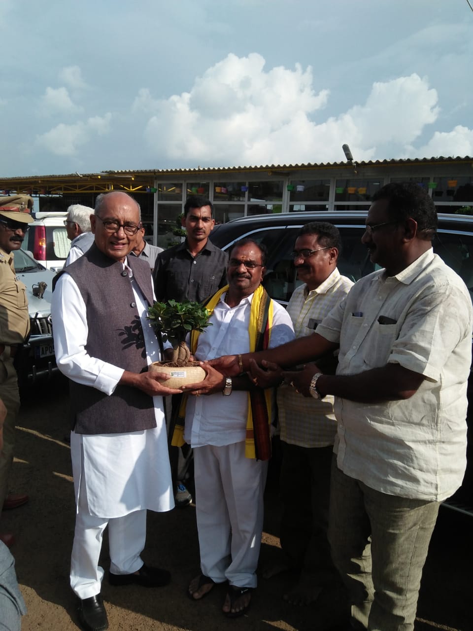 ex central minister, ex madyapradesh cm digvijay singh visited kadiyam nursery