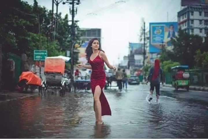 A GIRL HAS DONE A PHOTO SHOOT AMIDST BIHAR RAINS IN PATNA