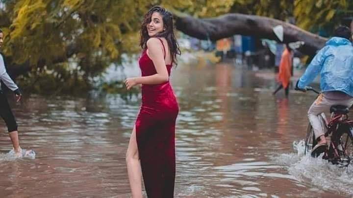 A GIRL HAS DONE A PHOTO SHOOT AMIDST BIHAR RAINS IN PATNA