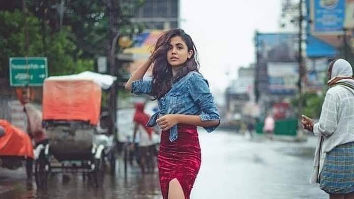 A GIRL HAS DONE A PHOTO SHOOT AMIDST BIHAR RAINS IN PATNA