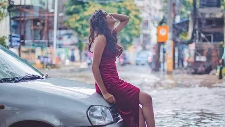 A GIRL HAS DONE A PHOTO SHOOT AMIDST BIHAR RAINS IN PATNA