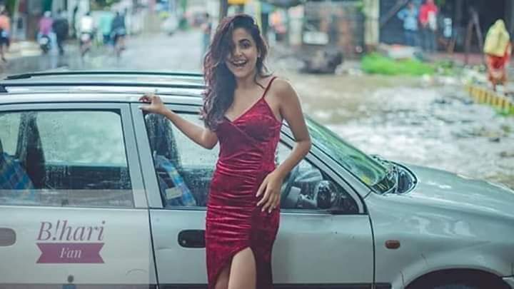 A GIRL HAS DONE A PHOTO SHOOT AMIDST BIHAR RAINS IN PATNA