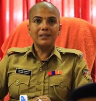 in-kerala-thrissur-a-police-officer-aparna-lavakumar-of-irinjalakuda-women-rural-police-station-donates-her-hair-to-cancer-patients-the-hair-was-donated-to-the-hairdonation-cell-at-amala-hospital-thrissur