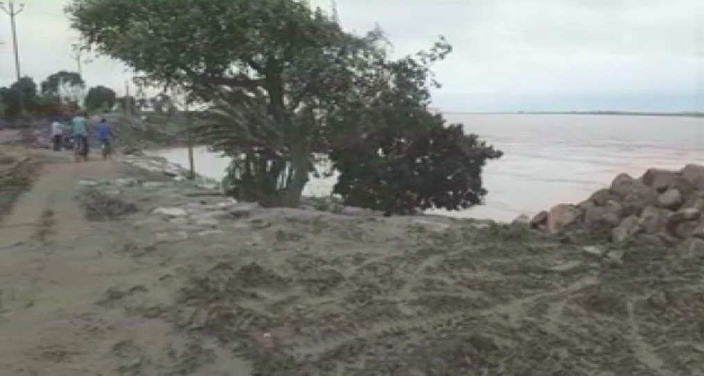 erosion on ap embankment of west champaran