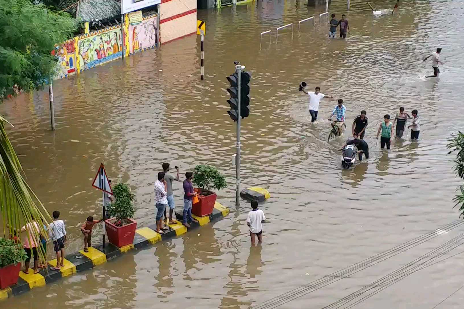 आम जन जीवन अस्त व्यस्त