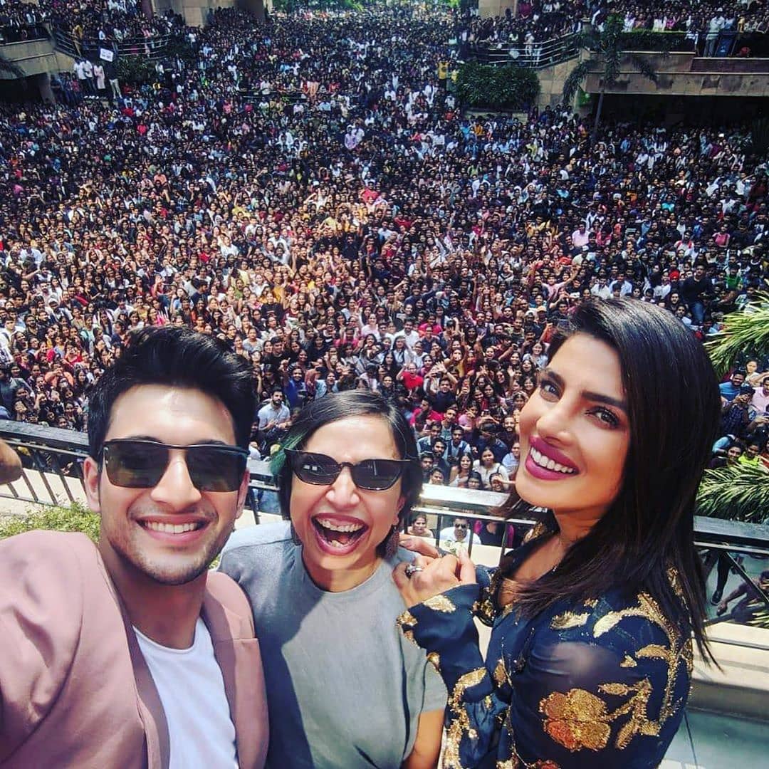 priyanka chopra selfie with students