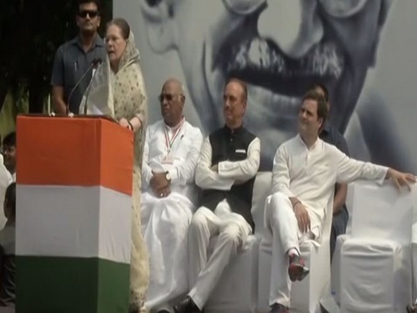 Rahul-led Congress' 'Gandhi Sandesh Yatra' reaches Raj Ghat