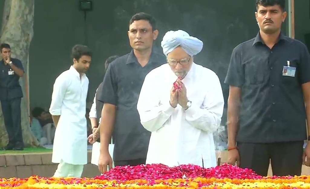 প্রাক্তন প্রধানমন্ত্রী মনমোহন সিং রাজঘাটে গিয়ে গান্ধির স্মৃতিতে শ্রদ্ধা জানান