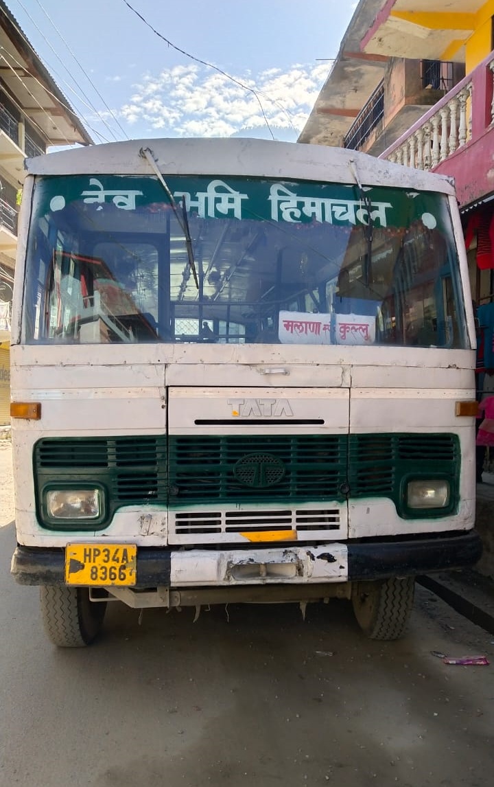 hrtc bus tyre burst in kullu, three school girls injured