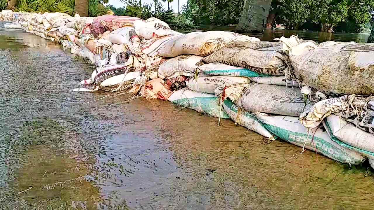 villagers of bakpur village are in threat of flood