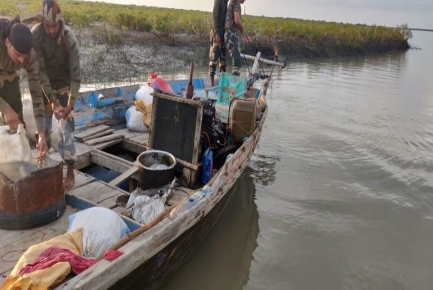 bsf-seizes-pak-fishing-boats-near-kutch-in-gujarat