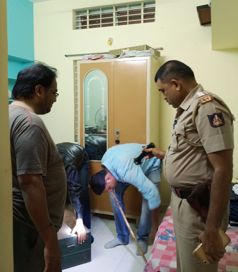 Police attack 21 rowdy sheeter houses at hubli-dharwad