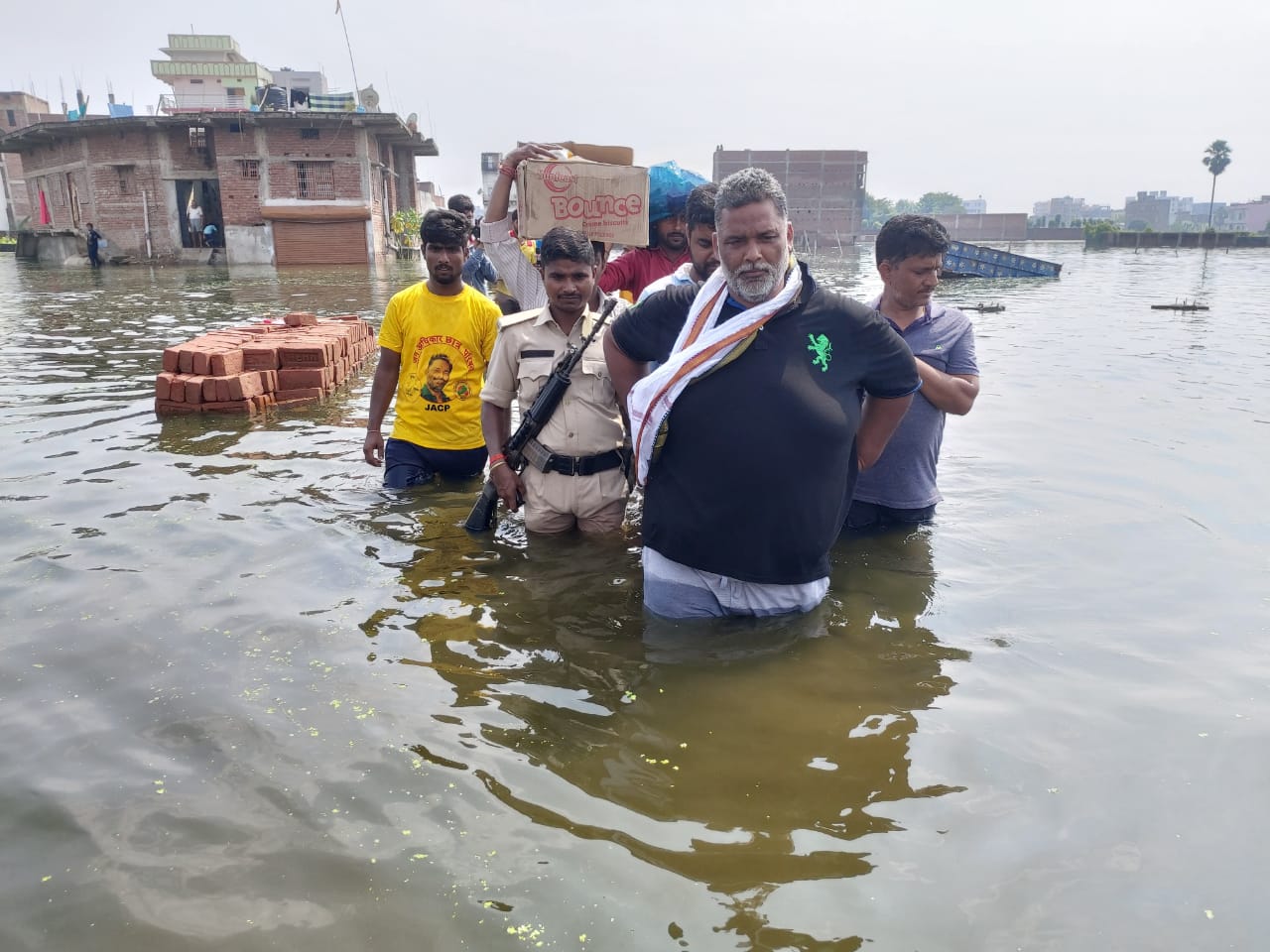 दानापुर में जलजमाव के बीच पप्पू यादव