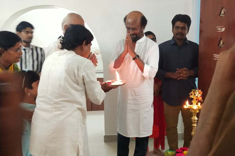 Kalaignanam family welcomes rajinikanth