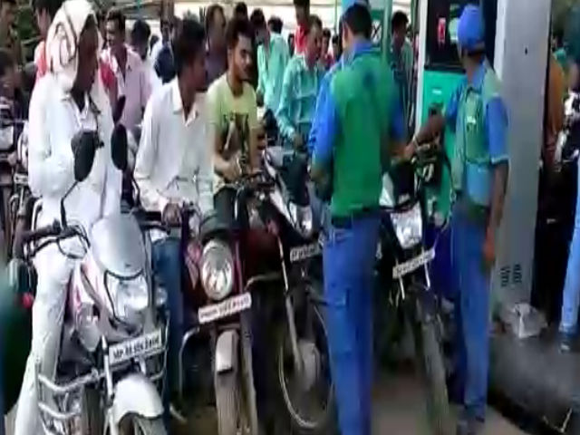 rush at petrol pumps in shajapur