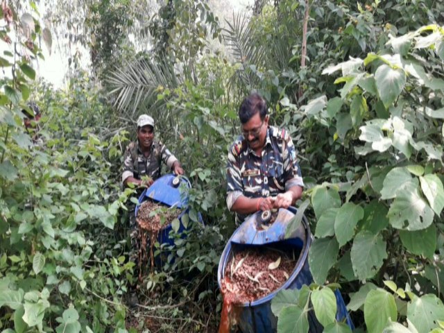 Police destroyed the liquor furnace in chatra