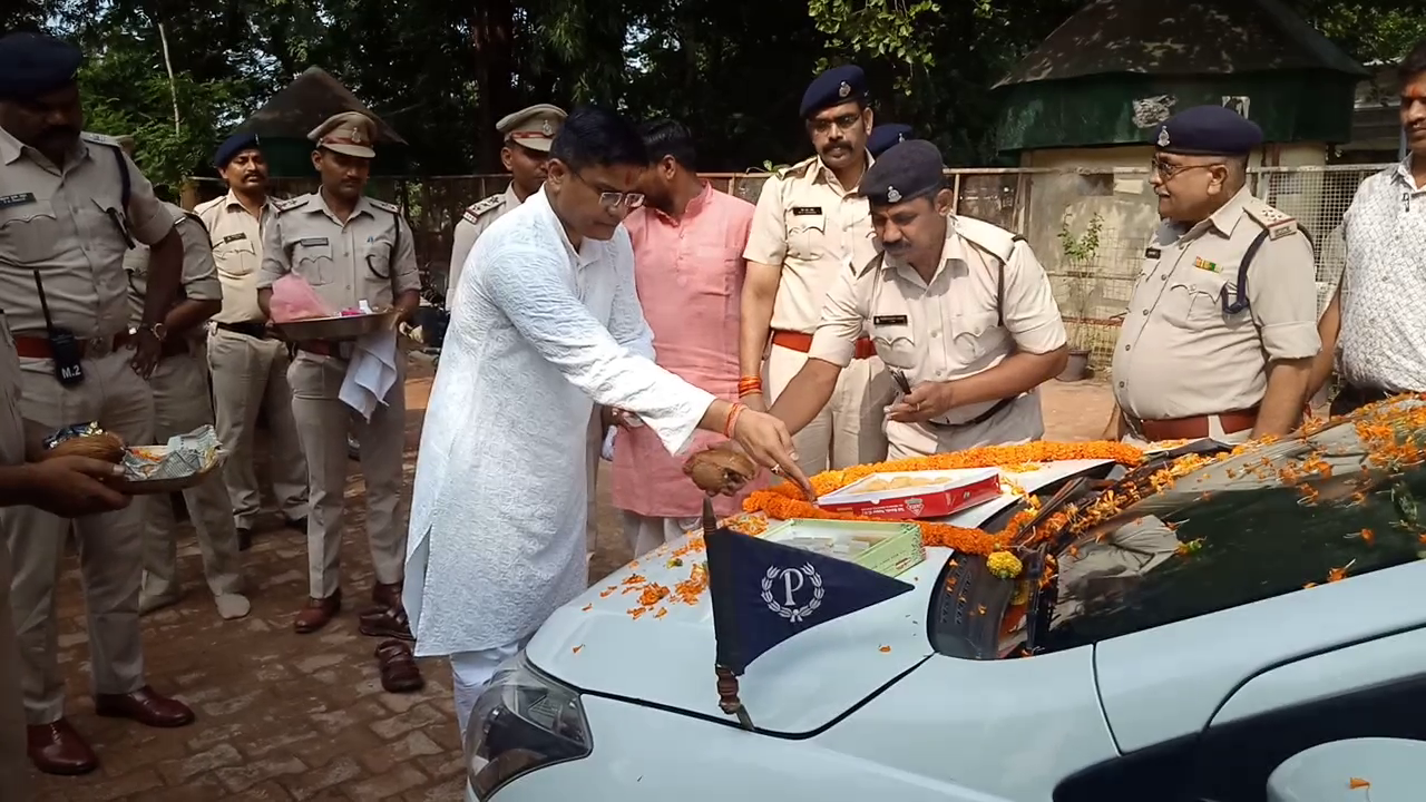 SSP आरिफ शेख पुजा करते हुए