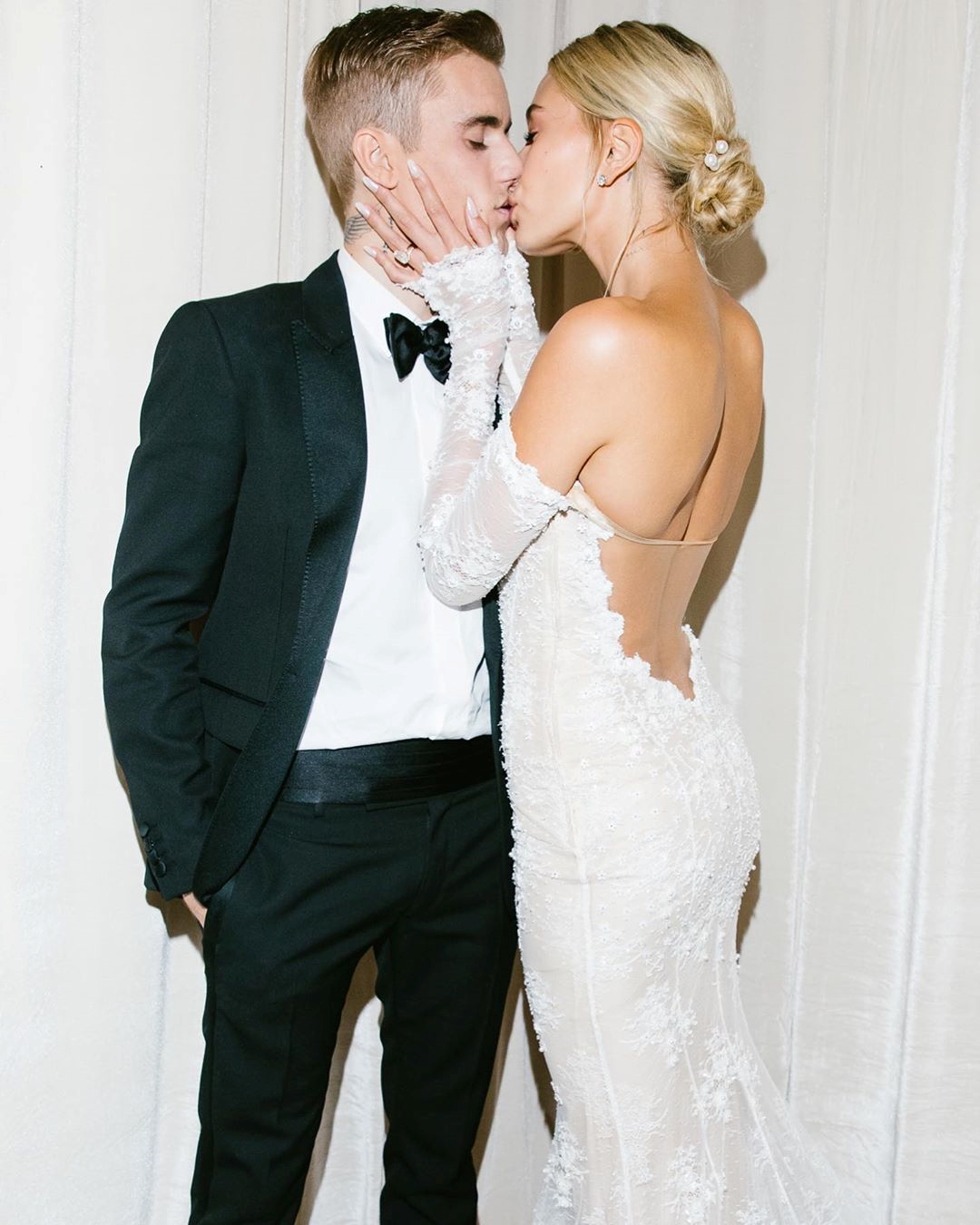 Justin and Hailey wedding pics remind of a fairytale! justin bieber wedding photos justin bieber's wife shared their marriage photos ഹെയ്‌ലി ബാൾഡ്‌വിൻ ബീബർ സ്വപ്ന തുല്യമായ വിവാഹ ചിത്രങ്ങൾ പങ്കു വച്ച് ഹെയ്‌ലി ബാൾഡ്‌വിൻ ബീബർ justin bieber hailey baldwin