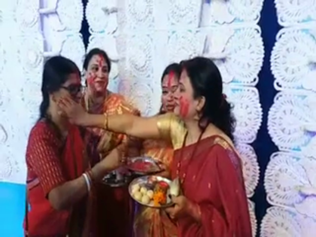 bagali society celebrated sindur khela in raipur durga pandal