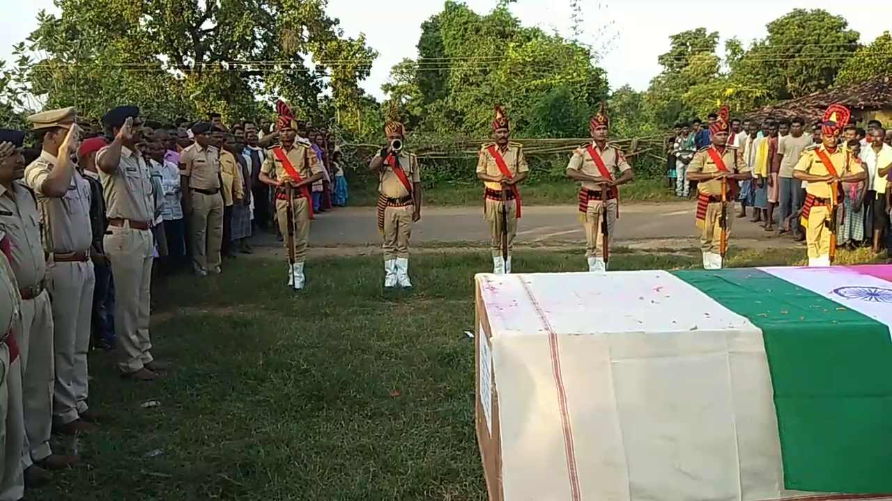 Police personnel given god of honor to martyr in dantewada