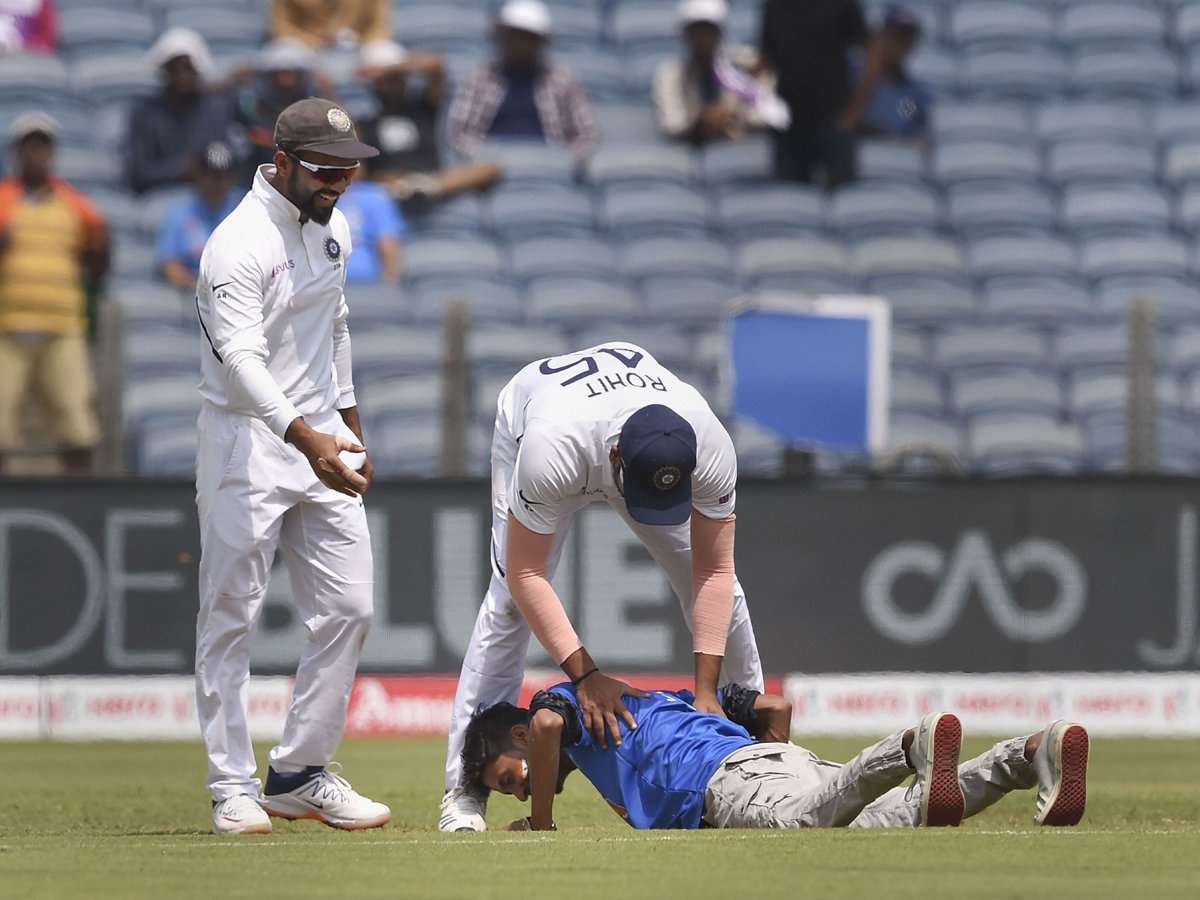 fan tries to touch the feet of rohit sharma in pune test