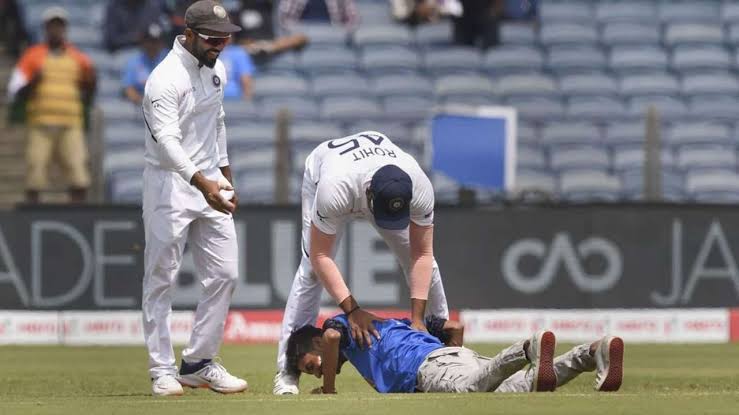 Pune Test: Fan breaches security cordon, enters field