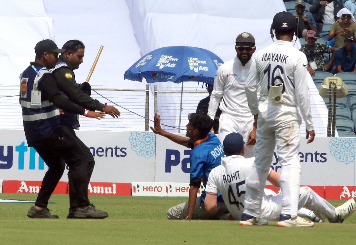 Pune Test: Fan breaches security cordon, enters field