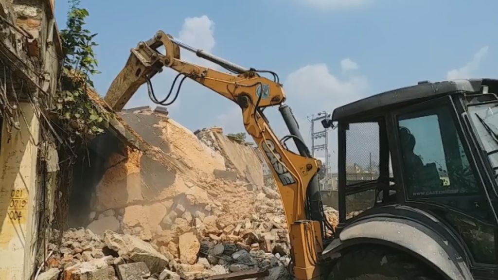 पुराने भवनें को तोड़ती JCB