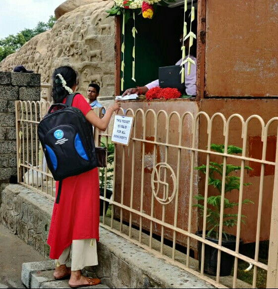 பாறையையொட்டி அமைக்கப்பட்டுள்ள கட்டண கவுண்டர்