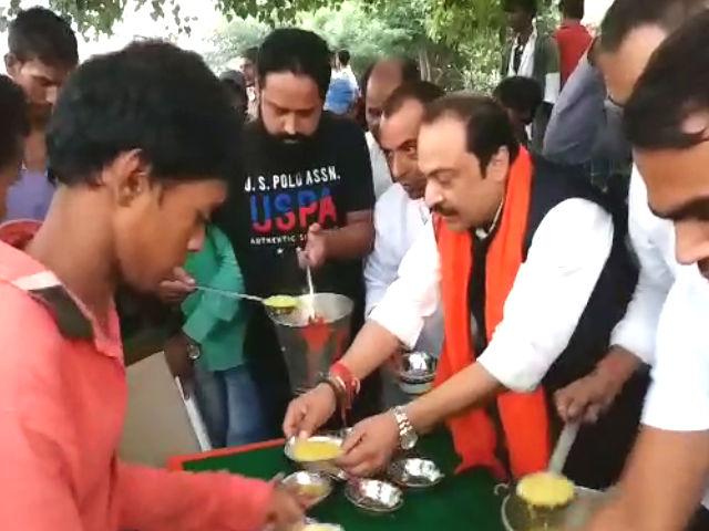 book written on amit shah distributed near patna station