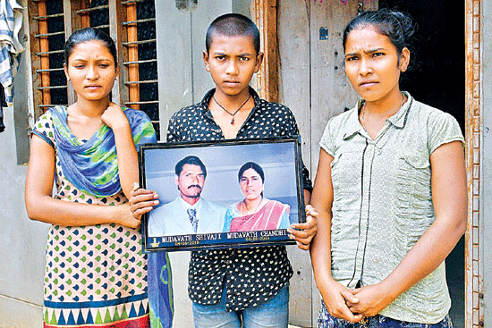 ప్రమాదంలో తల్లిదండ్రులను కోల్పోయిన అనూష, సరిత, సంతోష్‌.