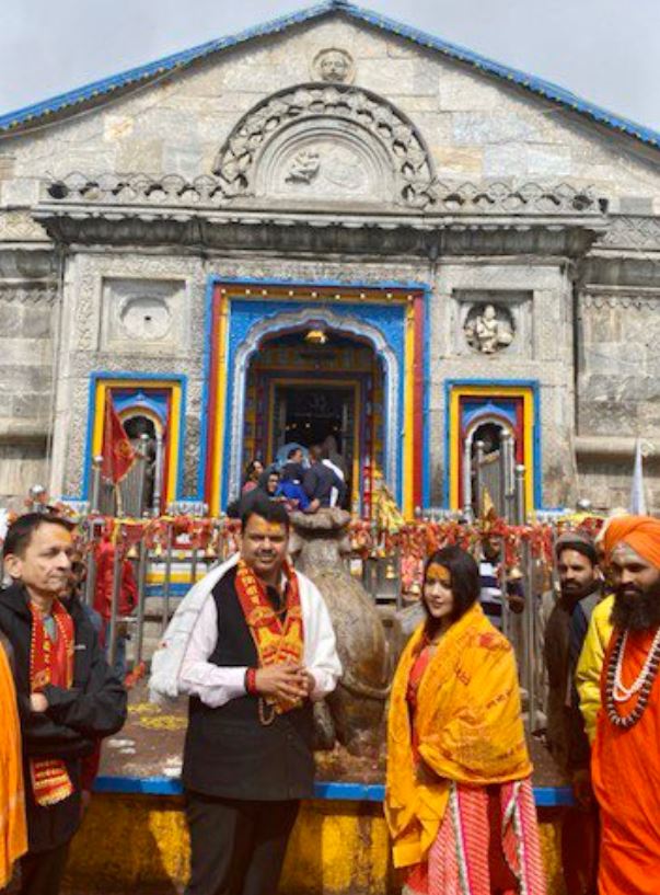 maharashtra cm reaches kedarnath temple