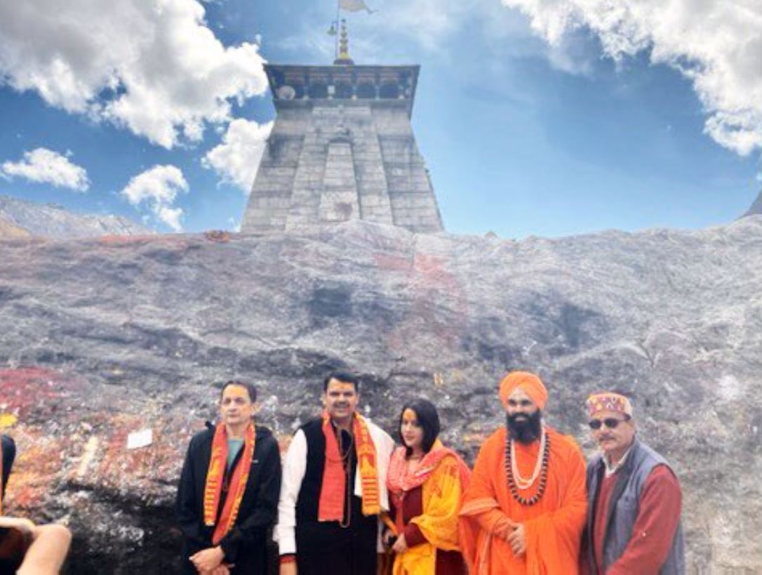 maharashtra cm reaches kedarnath temple