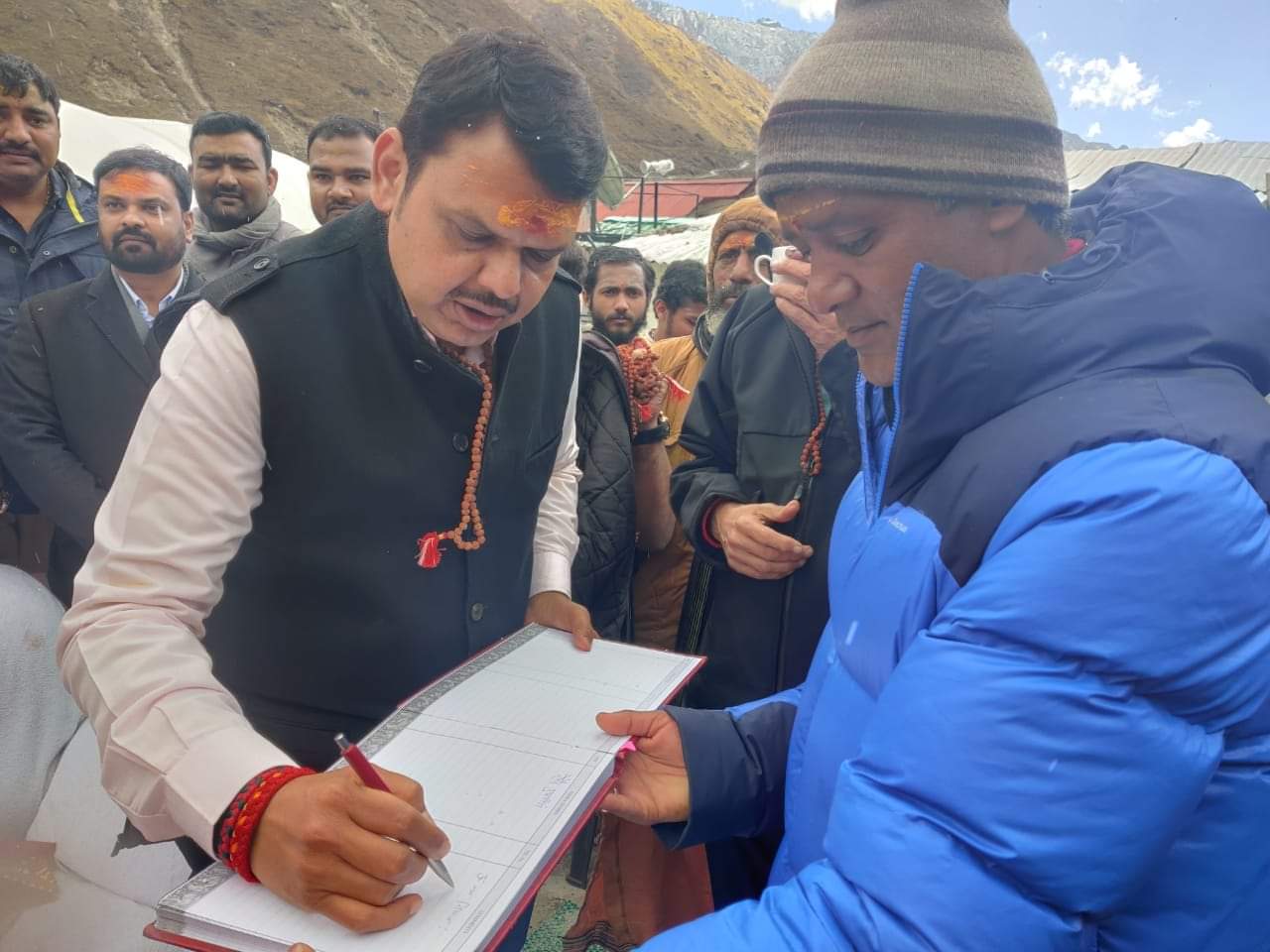 maharashtra cm at kedarnath temple