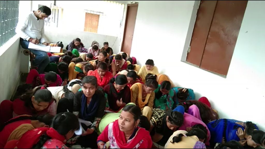 RLSY college, RLSY college student, exam by sitting on the ground, बिहार में शिक्षा व्यवस्था ,बिहार विश्वविद्यालय