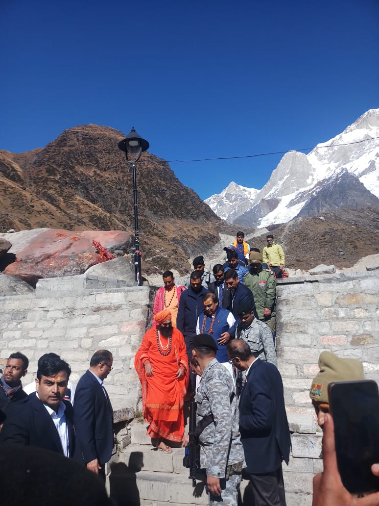 mukesh-ambani-arrived-at-badrinath-and-kedarnath-shrine