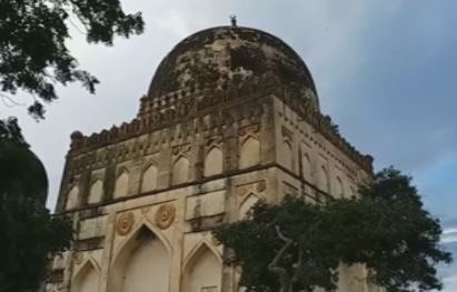 The tomb of Ahmad Shah Bahmani in the contemporary context