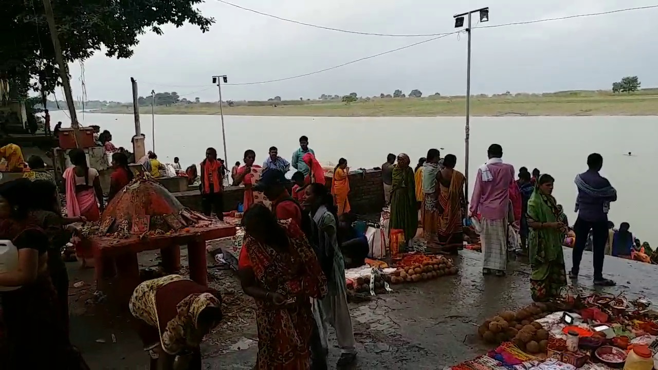 crowds of devotees gathered to bath in the ganga