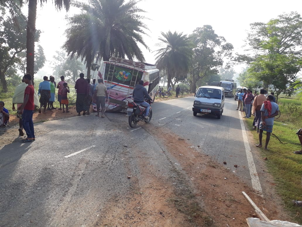 4 wheels comes out, running bus, navarangpur bus accident, ଚଳନ୍ତା ବସରୁ ବାହାରି ଗଲା ଚକ, ବସରୁ ଚକ ବିଛିନ୍ନ