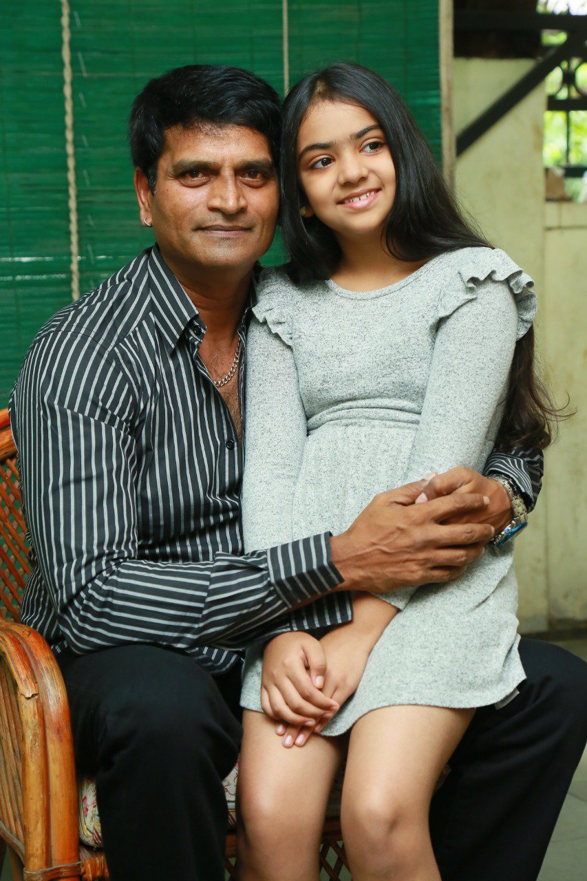 ravi babu with aaviri child artist