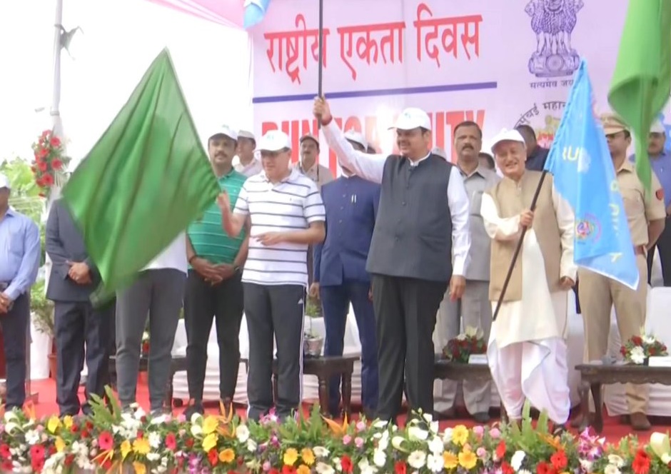 Maha CM Fadnavis flags off 'Run for Unity' in Mumbai