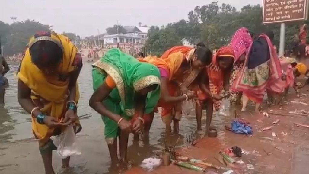 पूजा करती छठ व्रती महिलाएं