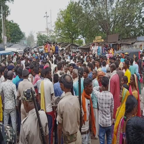 जमुई में खाद नहीं मिलने से नाराज किसानों का फूटा गुस्सा, सड़क जाम कर घंटों  किया हंगामा