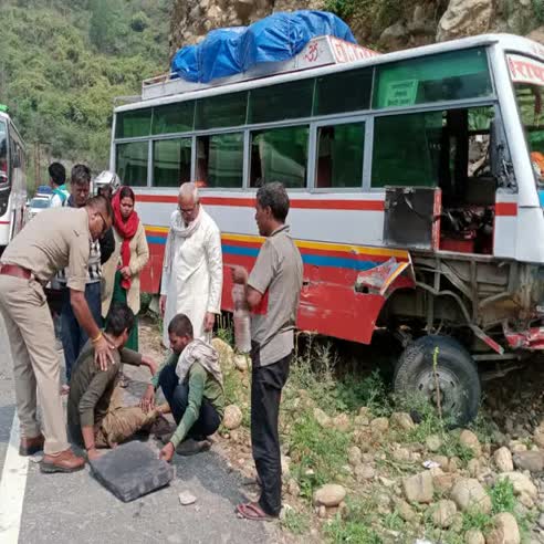 Bus accident in Rudraprayag राजस्थानी तीर्थयात्रियों की बस सुरक्षा दीवार से  टकराई, केदारनाथ से लौटते समय हुआ हादसा