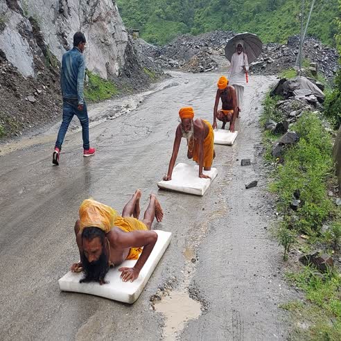 शिव भक्ति का रंग: गंगोत्री से रामेश्वरम धाम तक तीन साधुओं ने शुरू की कनक  दंडवत यात्रा, देखें VIDEO