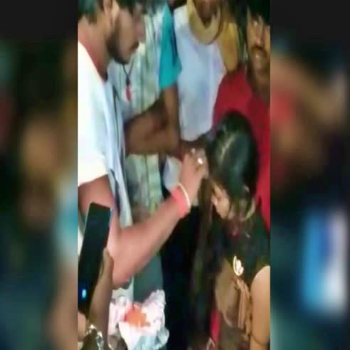 VIDEO: गुपचुप शादीशुदा प्रेमिका से मिलने आया था प्रेमी, लोगों ने पकड़कर पति  के सामने करा दी शादी